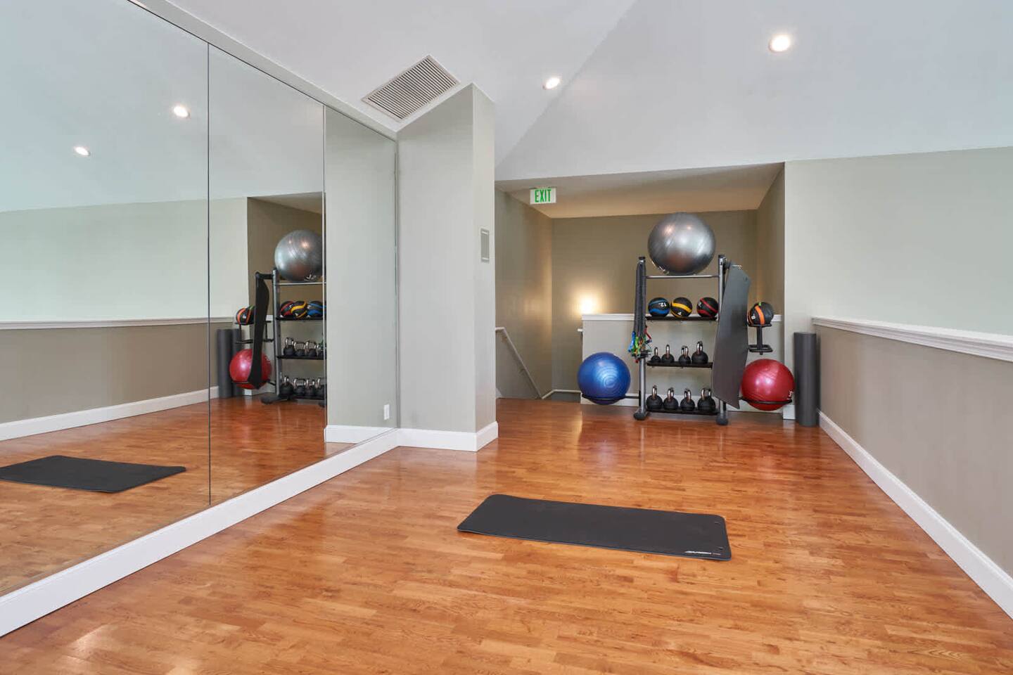 , an Airbnb-friendly apartment in Mill Creek, WA