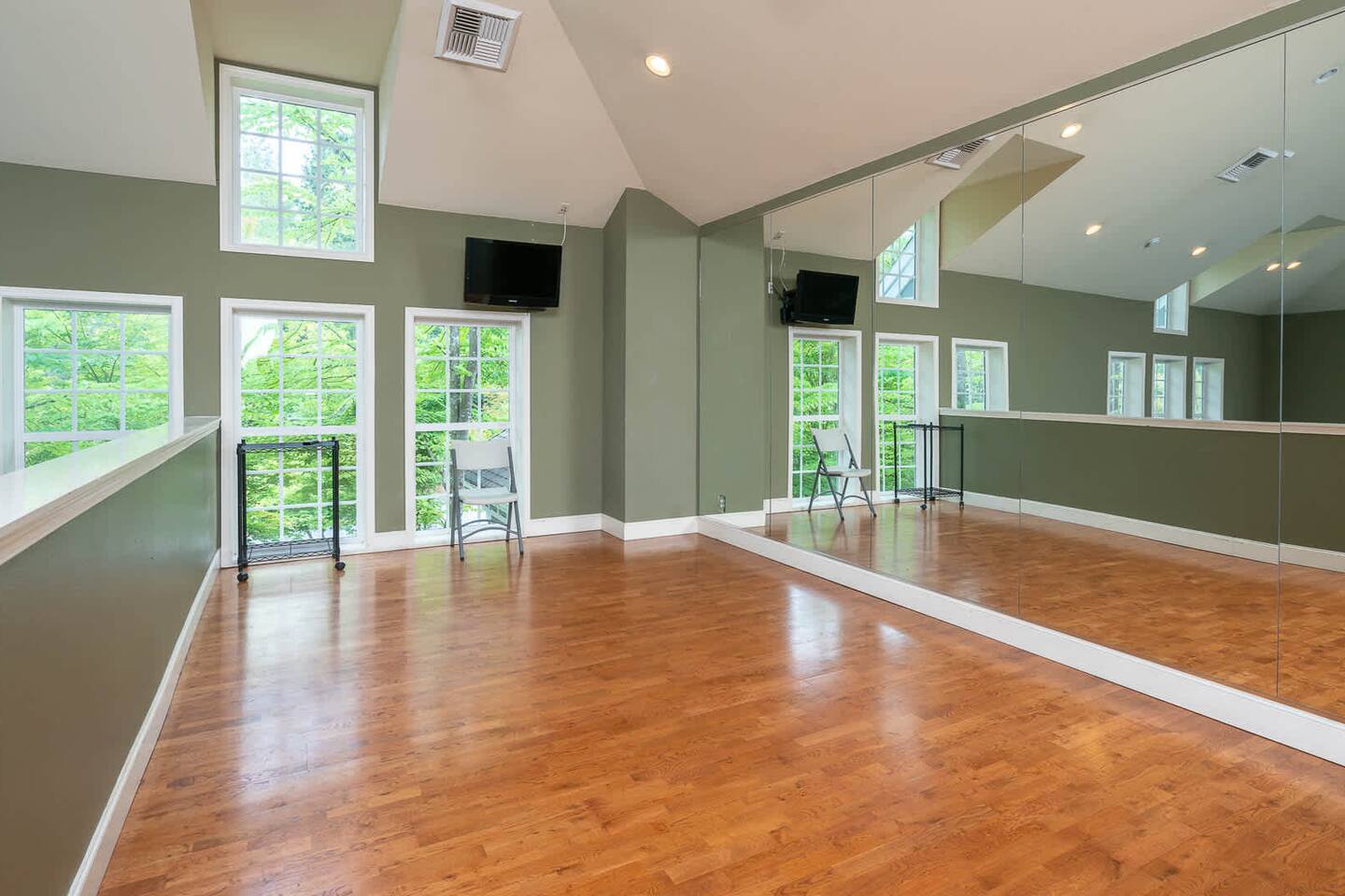 , an Airbnb-friendly apartment in Mill Creek, WA