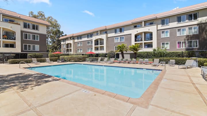 RGVtYW5kUGljdHVyZToxOTUxNTk2ODEw