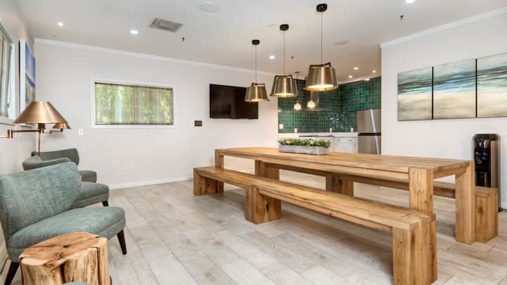 RGVtYW5kUGljdHVyZToxOTUxNTk2ODA1