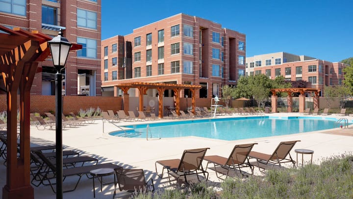 RGVtYW5kUGljdHVyZToxOTUxNTk2MDAw