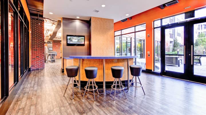 RGVtYW5kUGljdHVyZToxOTUxNTkyNDQ4