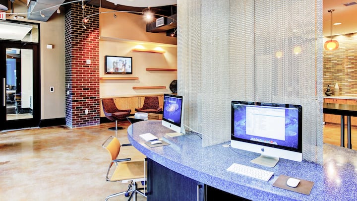 RGVtYW5kUGljdHVyZToxOTUxNTkyNDU2