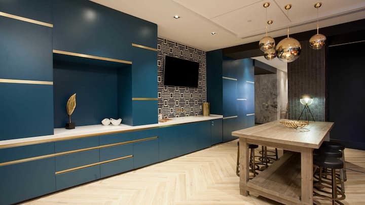 RGVtYW5kUGljdHVyZToxOTUxOTc5ODU2