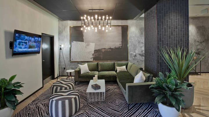 RGVtYW5kUGljdHVyZToxOTUxOTc5ODk2