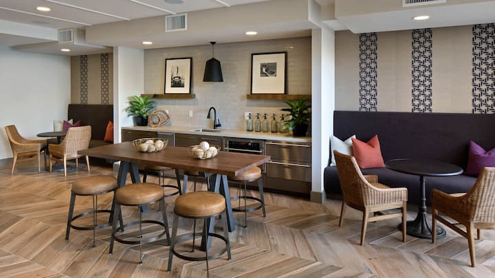 RGVtYW5kUGljdHVyZToxOTUxNTk5NzY5