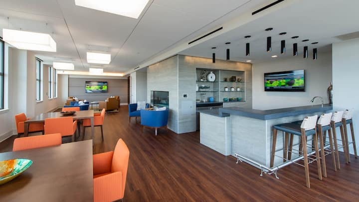 RGVtYW5kUGljdHVyZToxOTQzMTgyMTg0