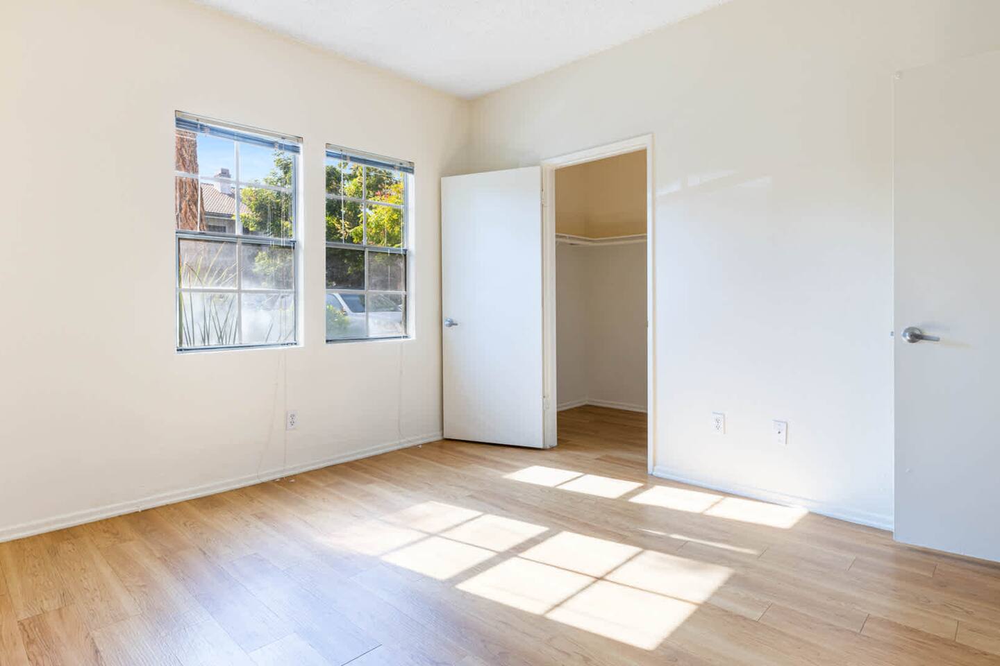 , an Airbnb-friendly apartment in Valencia, CA