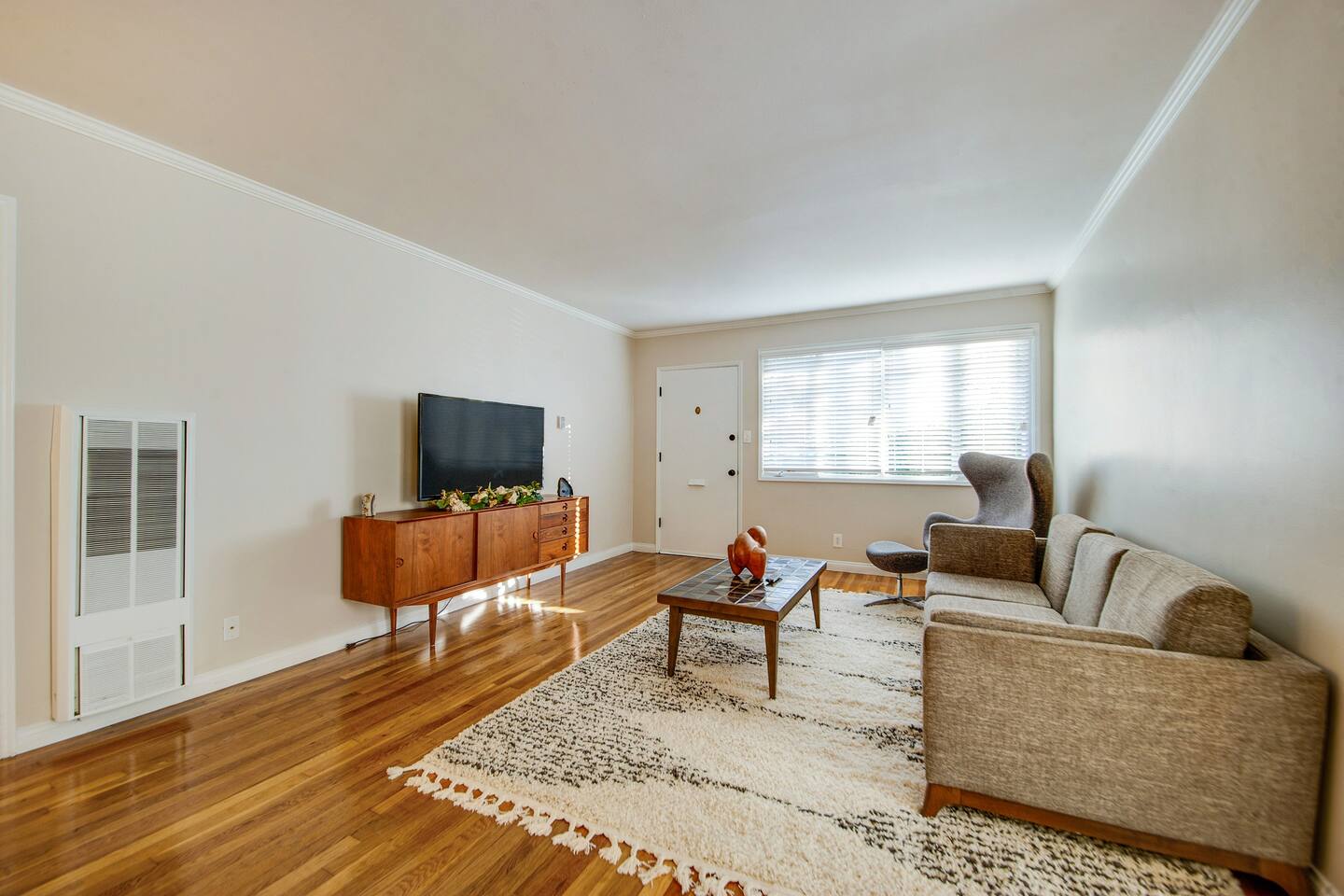 , an Airbnb-friendly apartment in Sherman Oaks, CA