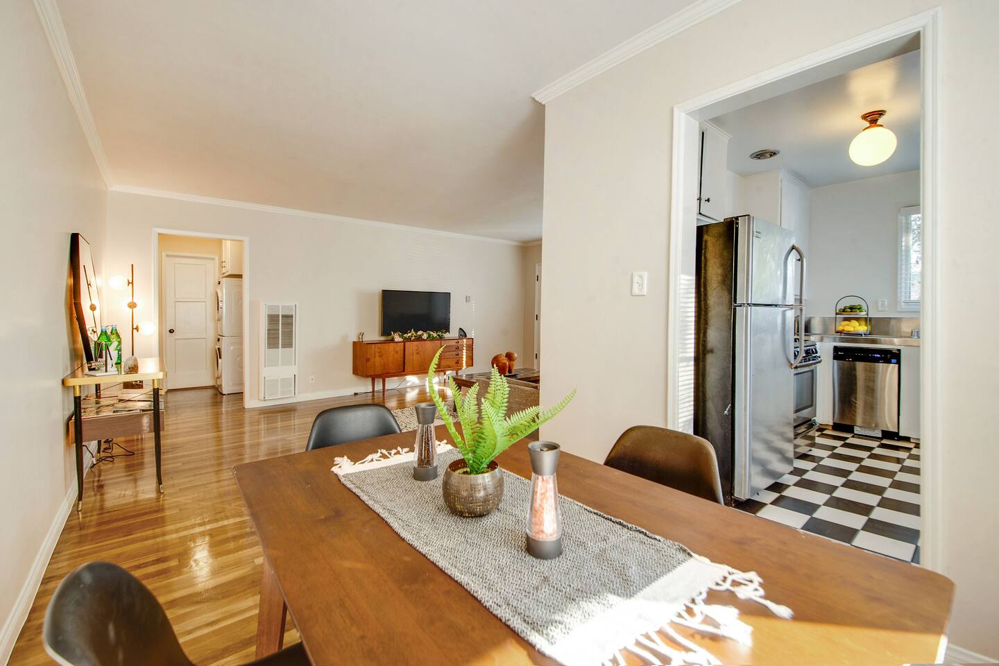 , an Airbnb-friendly apartment in Sherman Oaks, CA