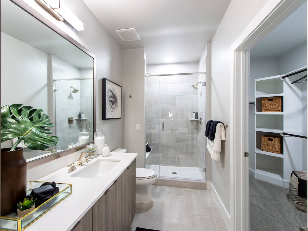 , an Airbnb-friendly apartment in Houston, TX
