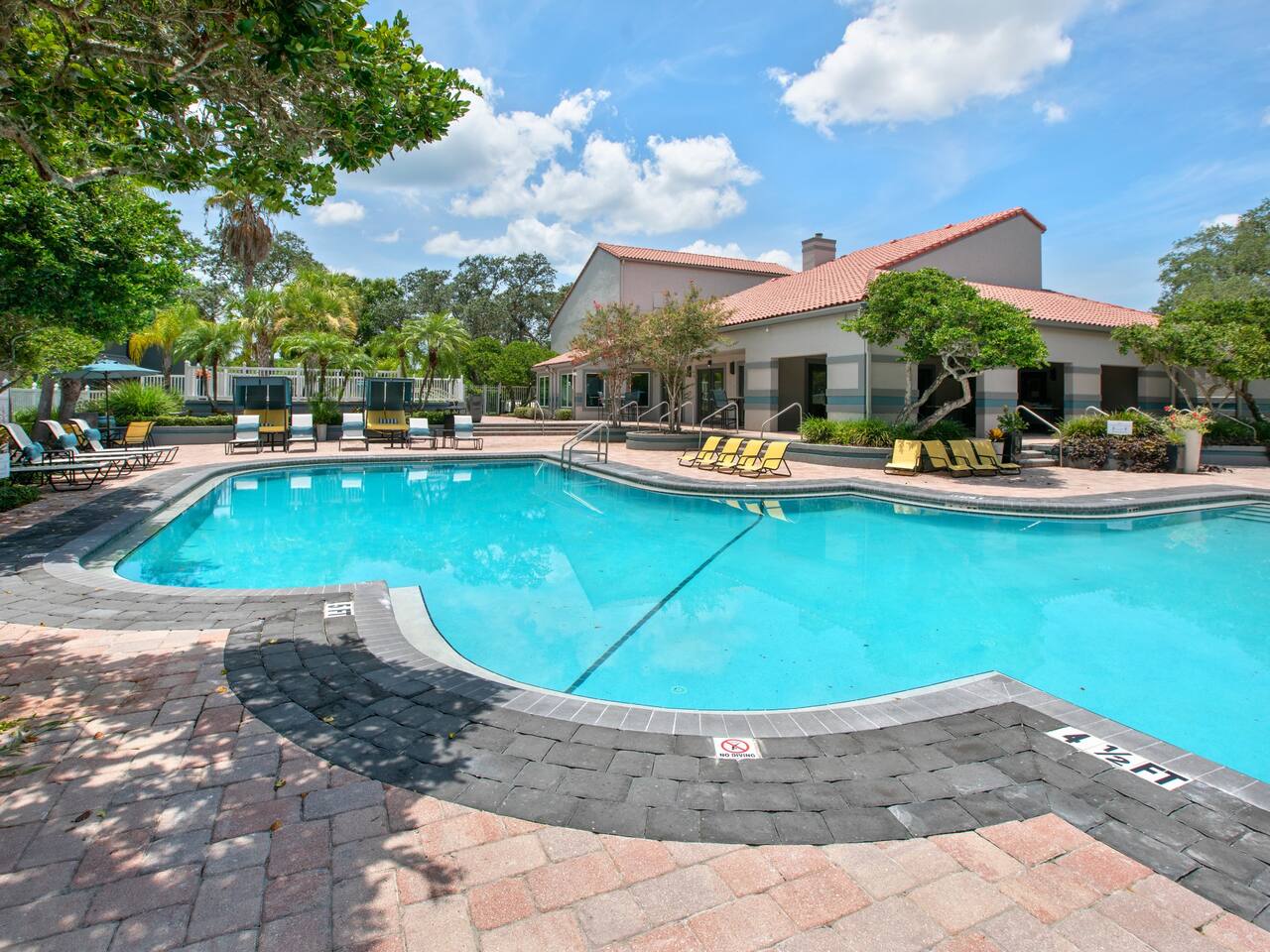 Exterior of Vantage on Hillsborough, an Airbnb-friendly apartment in Tampa, FL