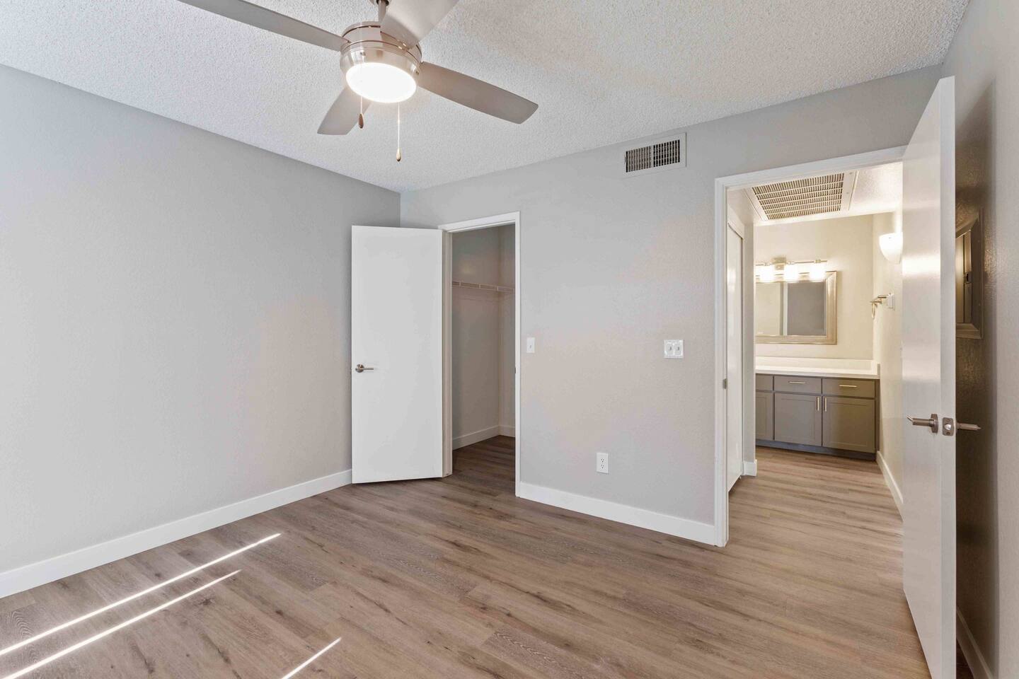 , an Airbnb-friendly apartment in Phoenix, AZ