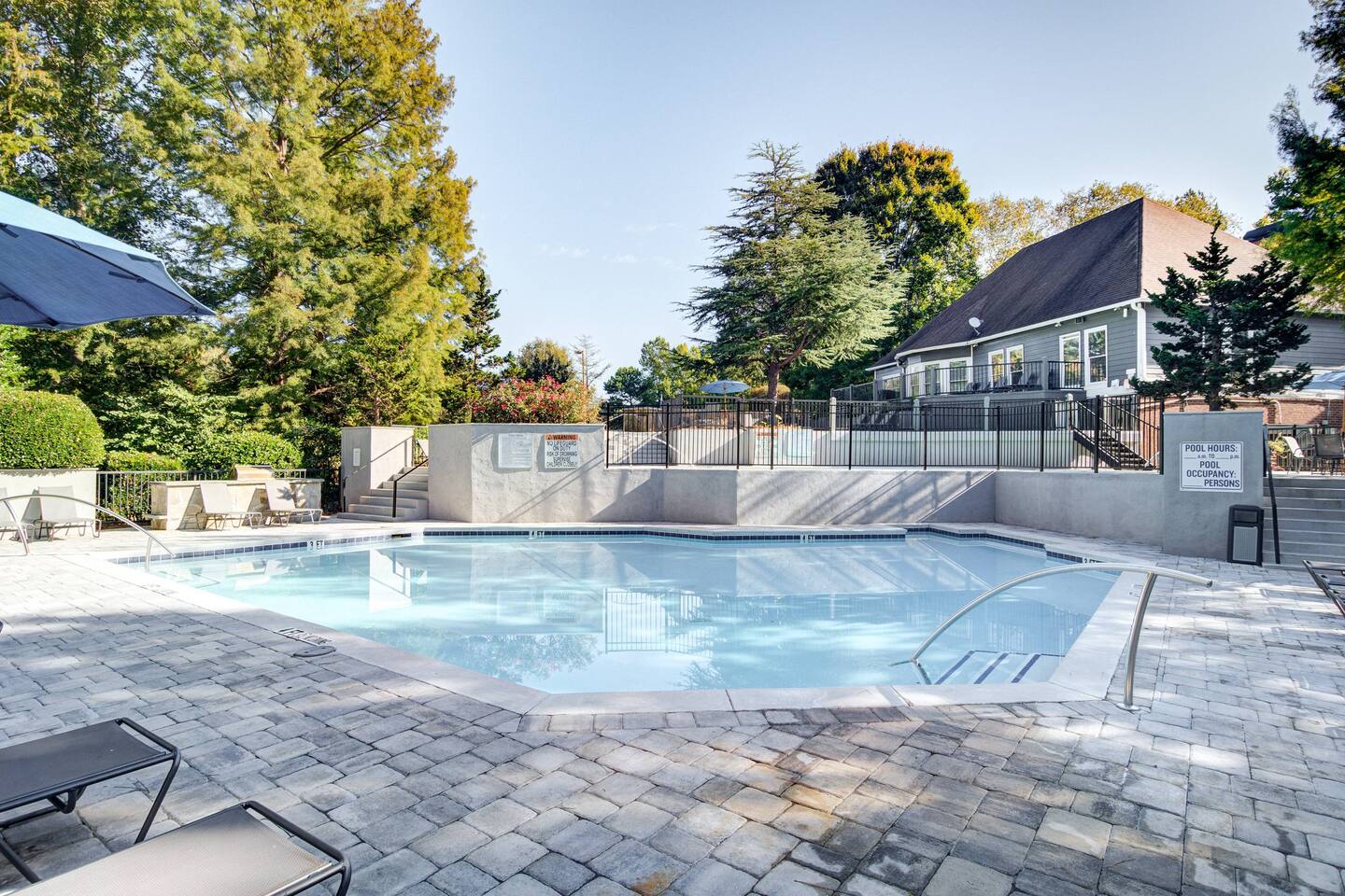 Exterior of The 1800 at Barrett Lakes, an Airbnb-friendly apartment in Kennesaw, GA