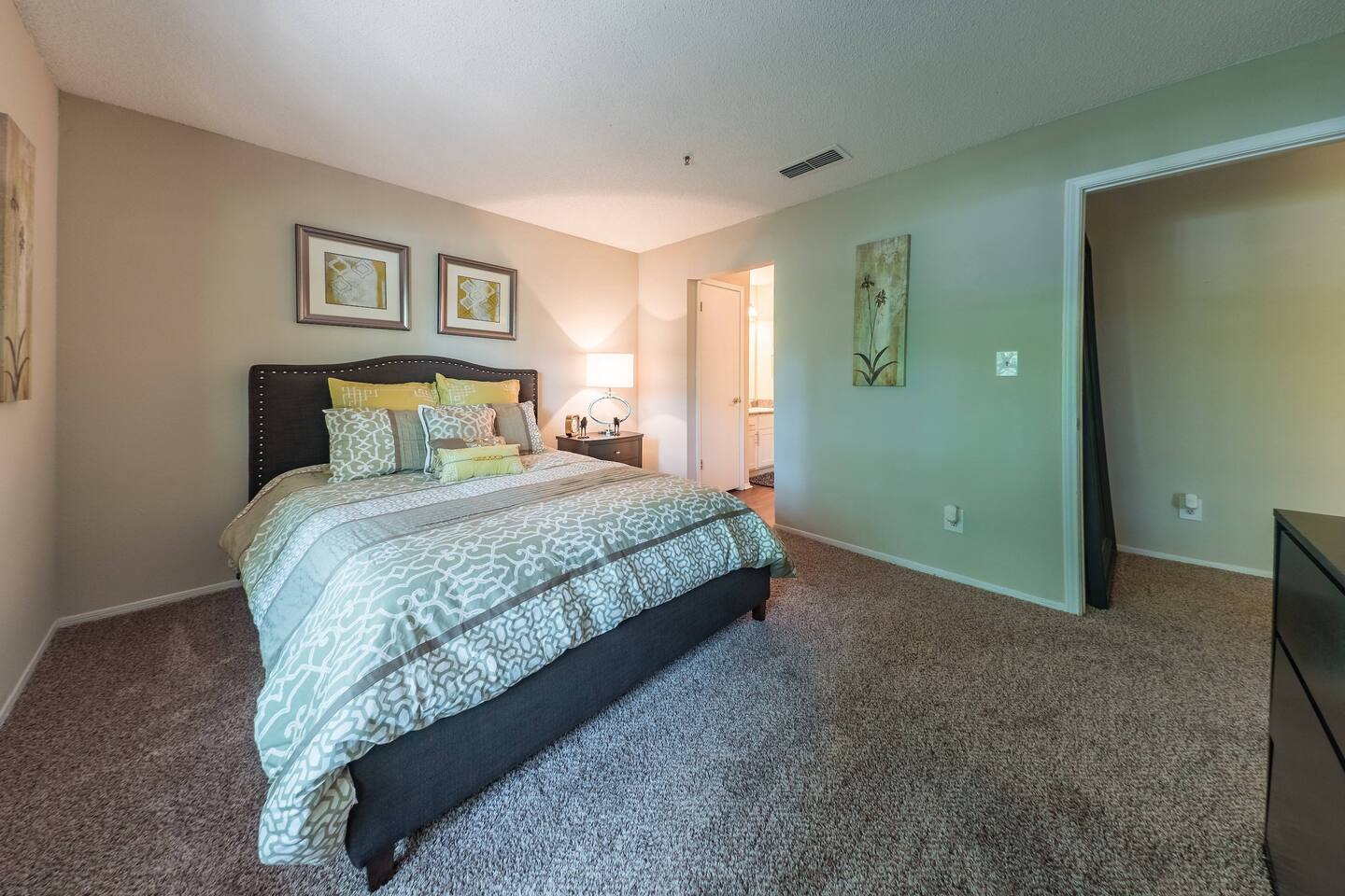 , an Airbnb-friendly apartment in Kennesaw, GA