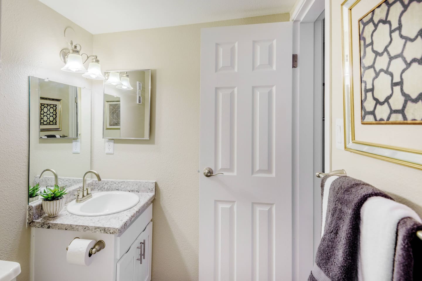 , an Airbnb-friendly apartment in Aurora, CO