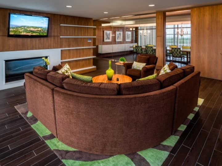 RGVtYW5kUGljdHVyZToxOTUxNjQ1NTgw