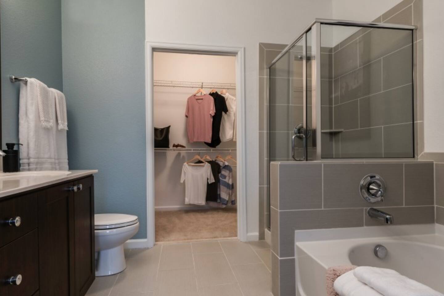, an Airbnb-friendly apartment in Alexandria, VA