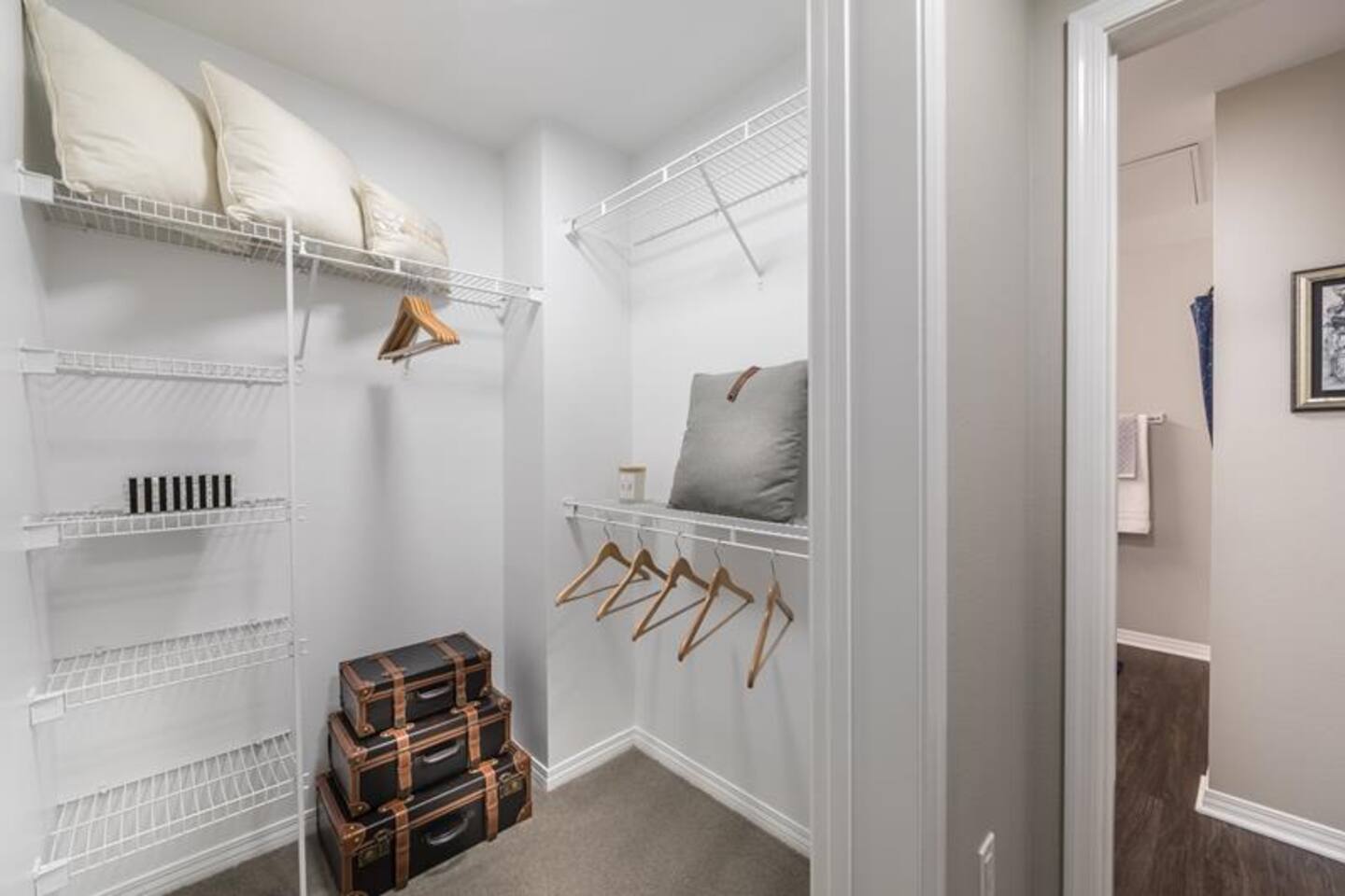 , an Airbnb-friendly apartment in North Hollywood, CA