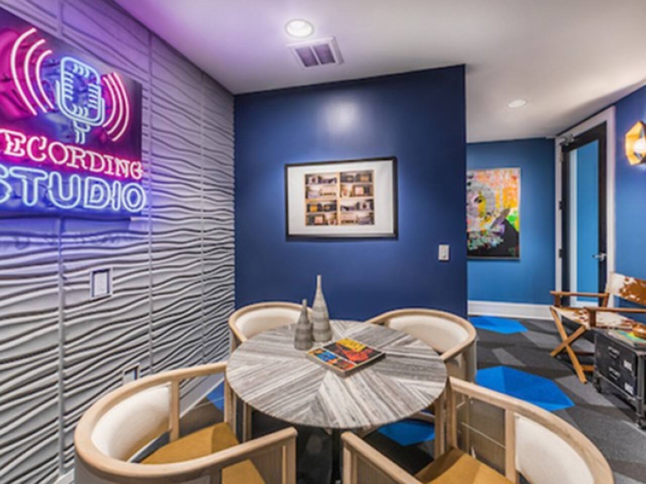 , an Airbnb-friendly apartment in North Hollywood, CA