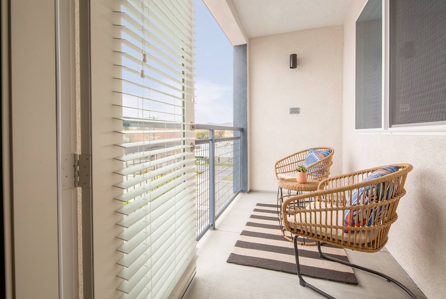 , an Airbnb-friendly apartment in Los Angeles, CA