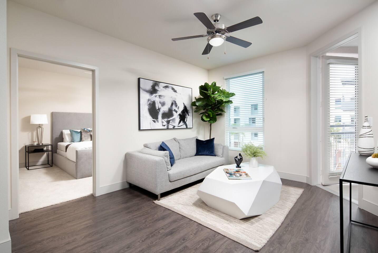 , an Airbnb-friendly apartment in Los Angeles, CA