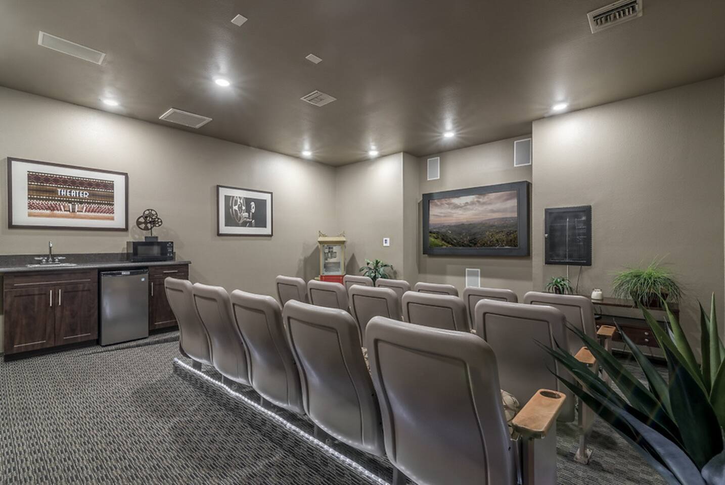 Alternate view of Cambridge Park, an Airbnb-friendly apartment in San Diego, CA