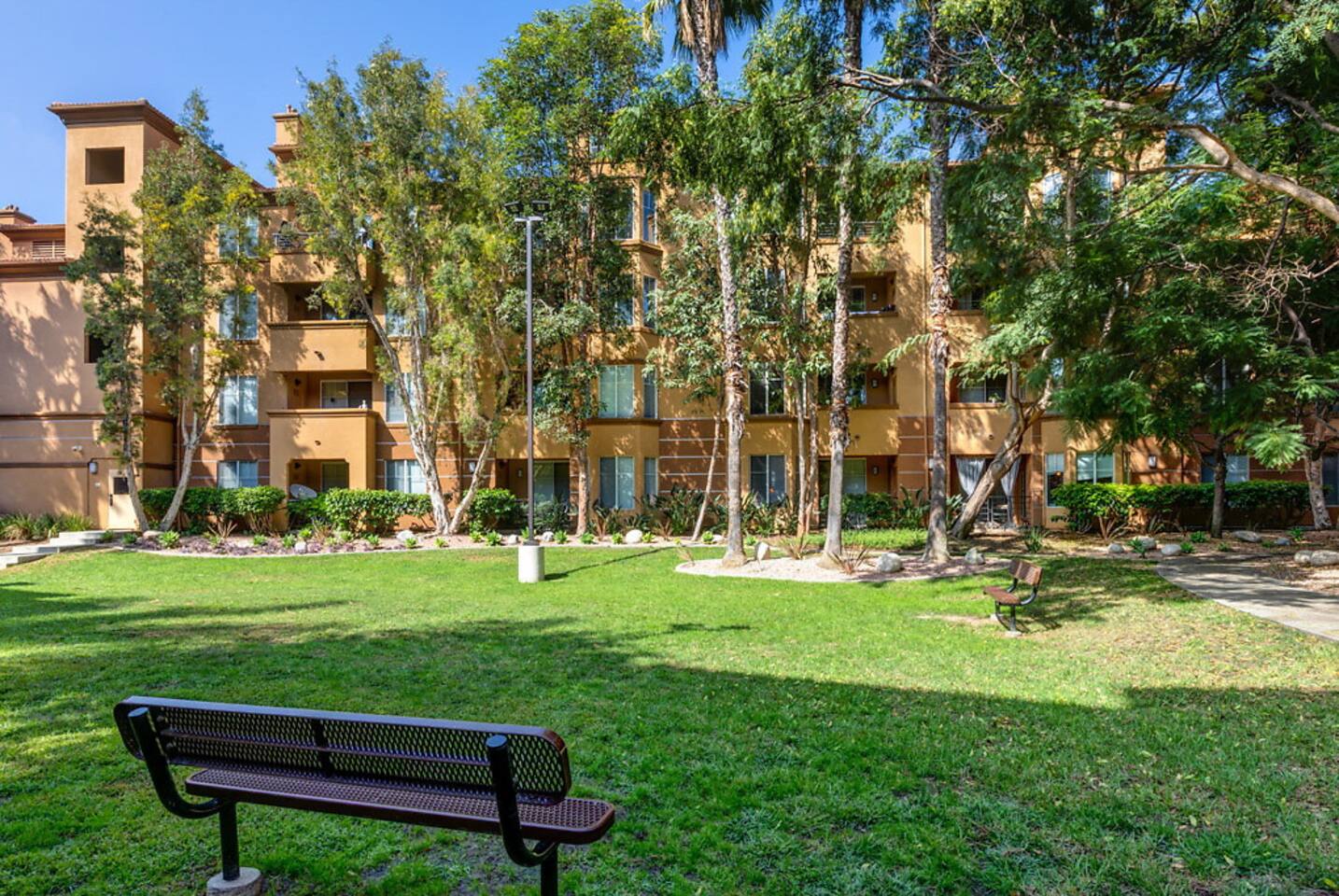 , an Airbnb-friendly apartment in Los Angeles, CA
