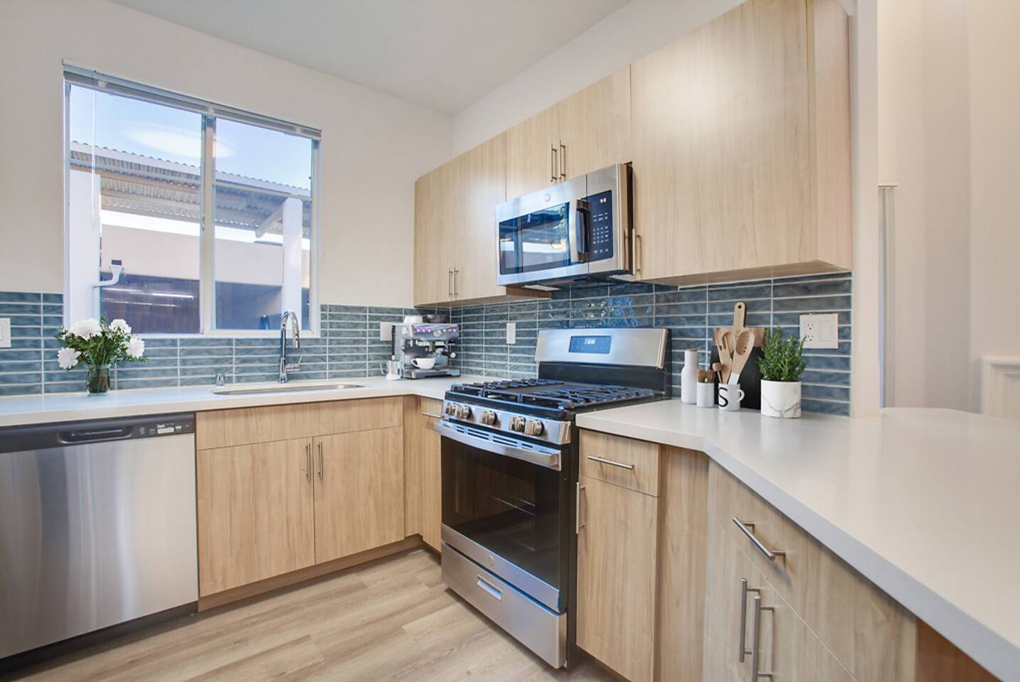 , an Airbnb-friendly apartment in Los Angeles, CA