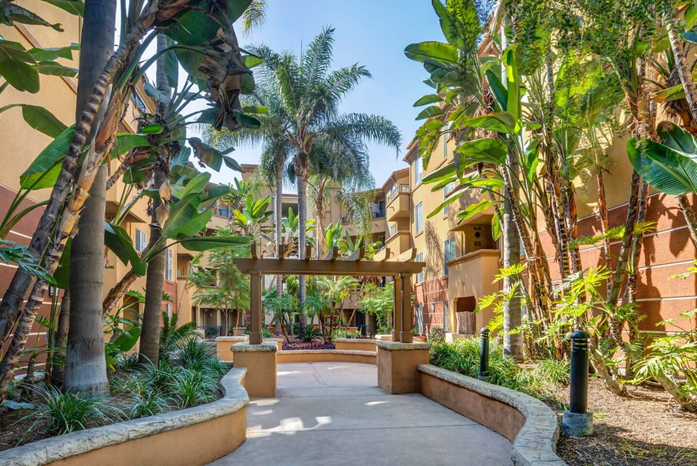 , an Airbnb-friendly apartment in Los Angeles, CA