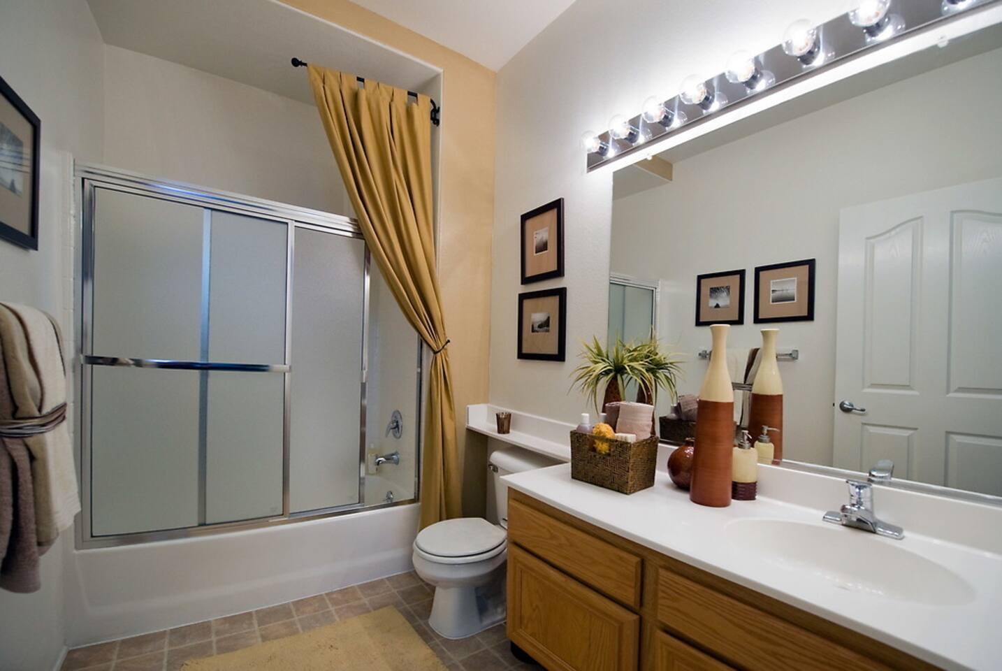 , an Airbnb-friendly apartment in Los Angeles, CA