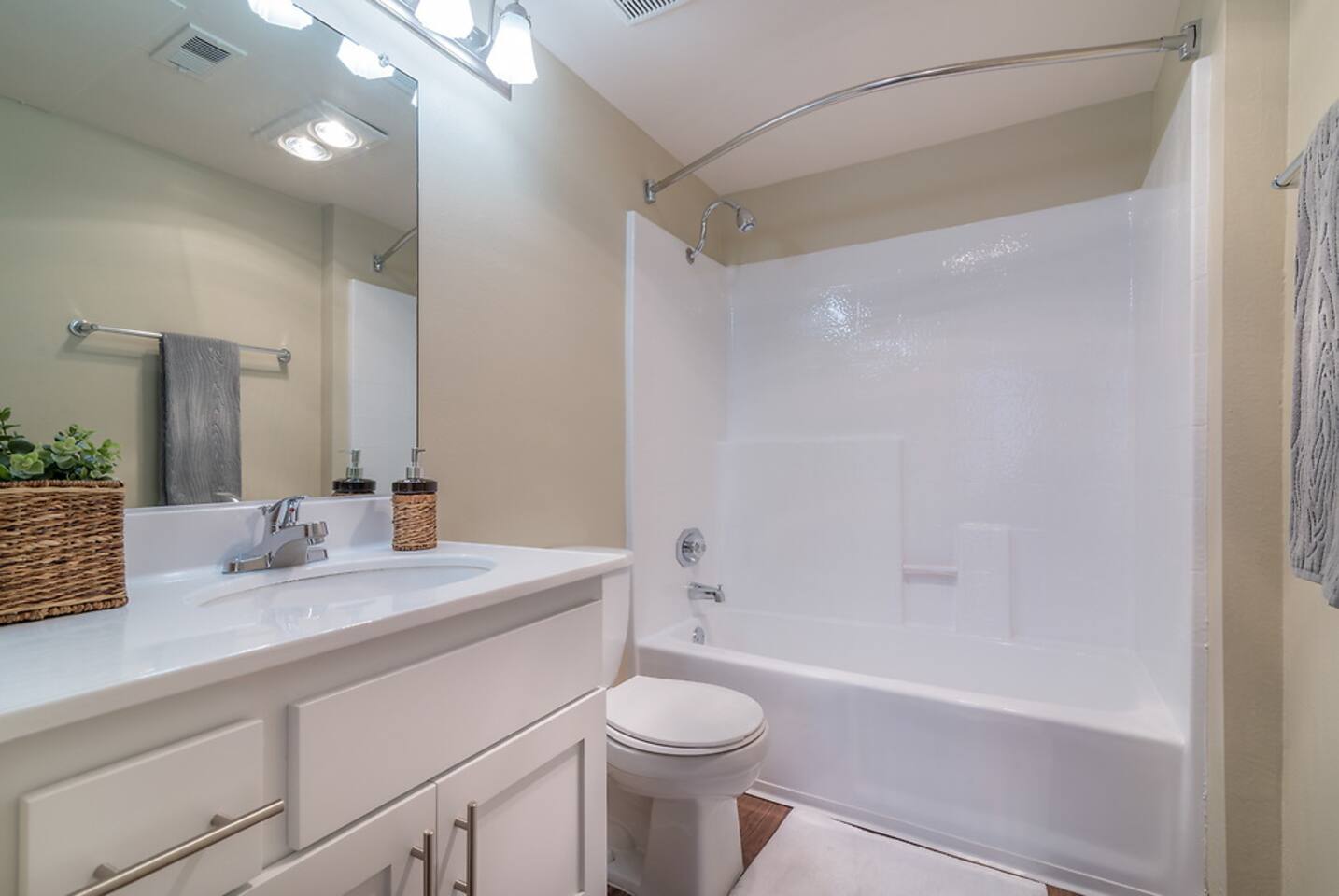 , an Airbnb-friendly apartment in Los Angeles, CA