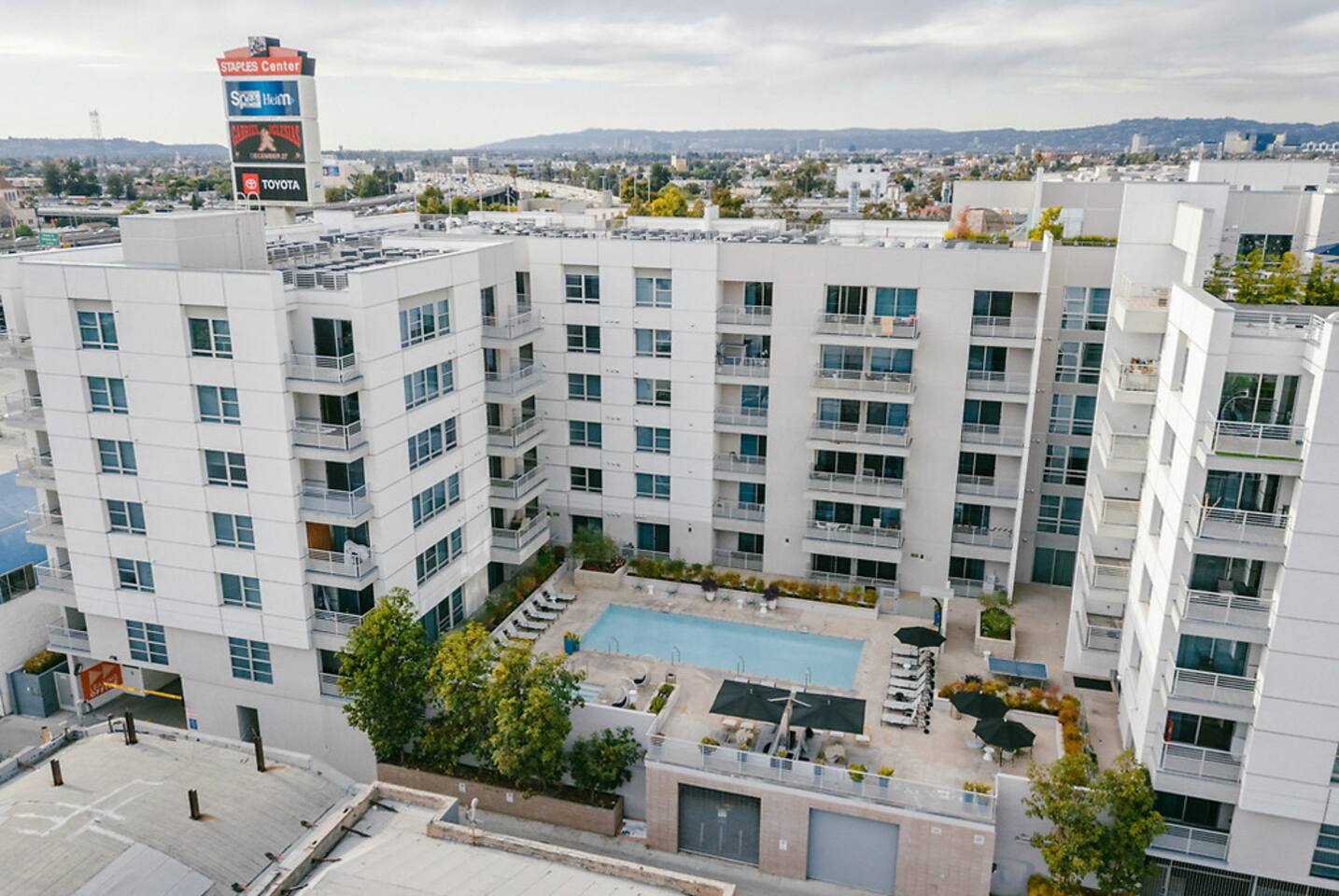 , an Airbnb-friendly apartment in Los Angeles, CA