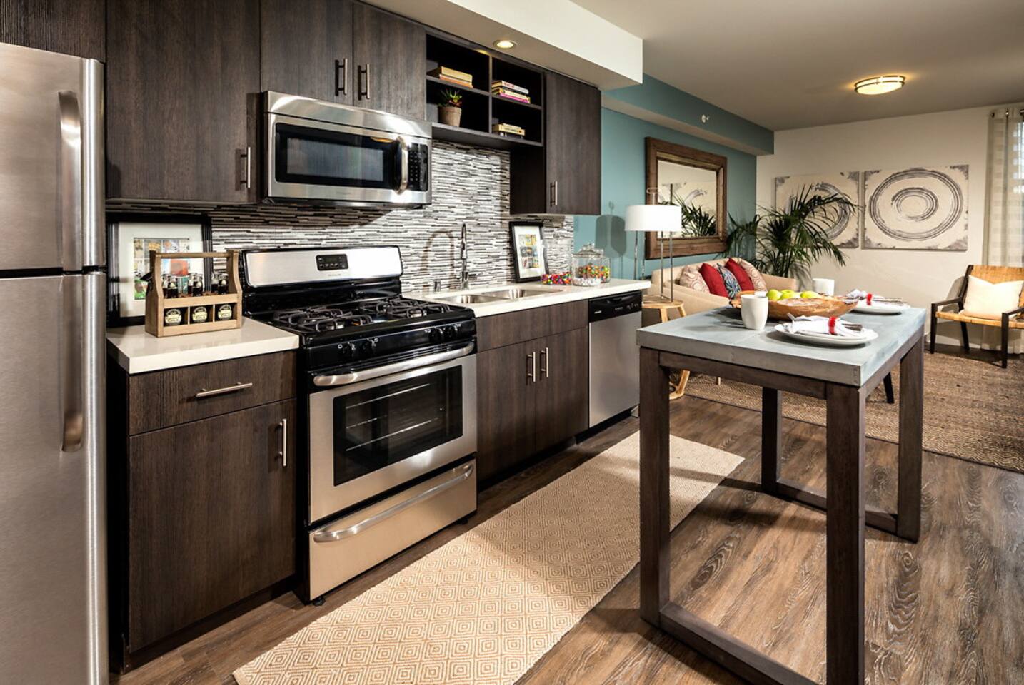 , an Airbnb-friendly apartment in Los Angeles, CA