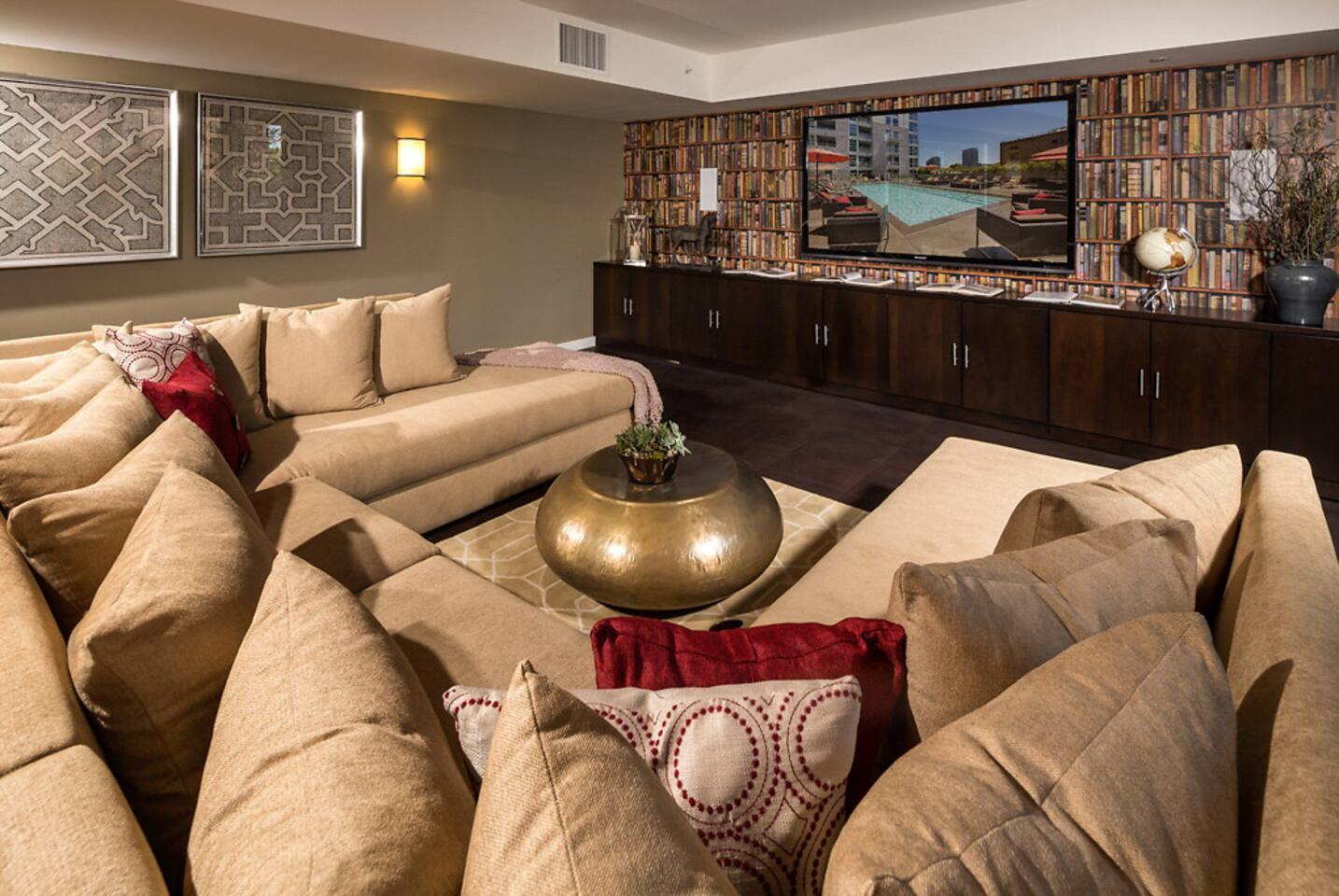 , an Airbnb-friendly apartment in Los Angeles, CA