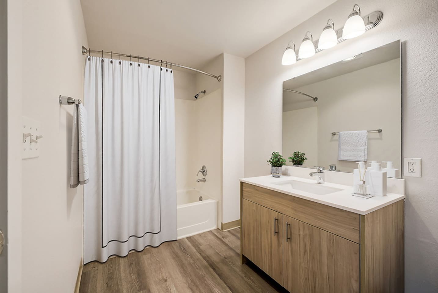 , an Airbnb-friendly apartment in Kirkland, WA