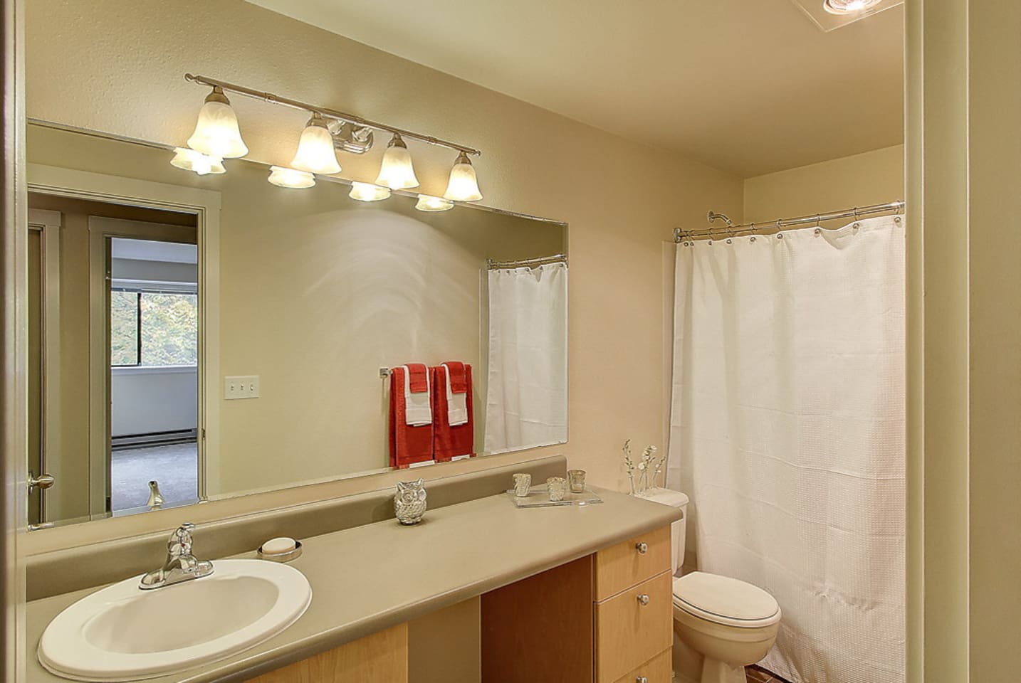 , an Airbnb-friendly apartment in Kirkland, WA