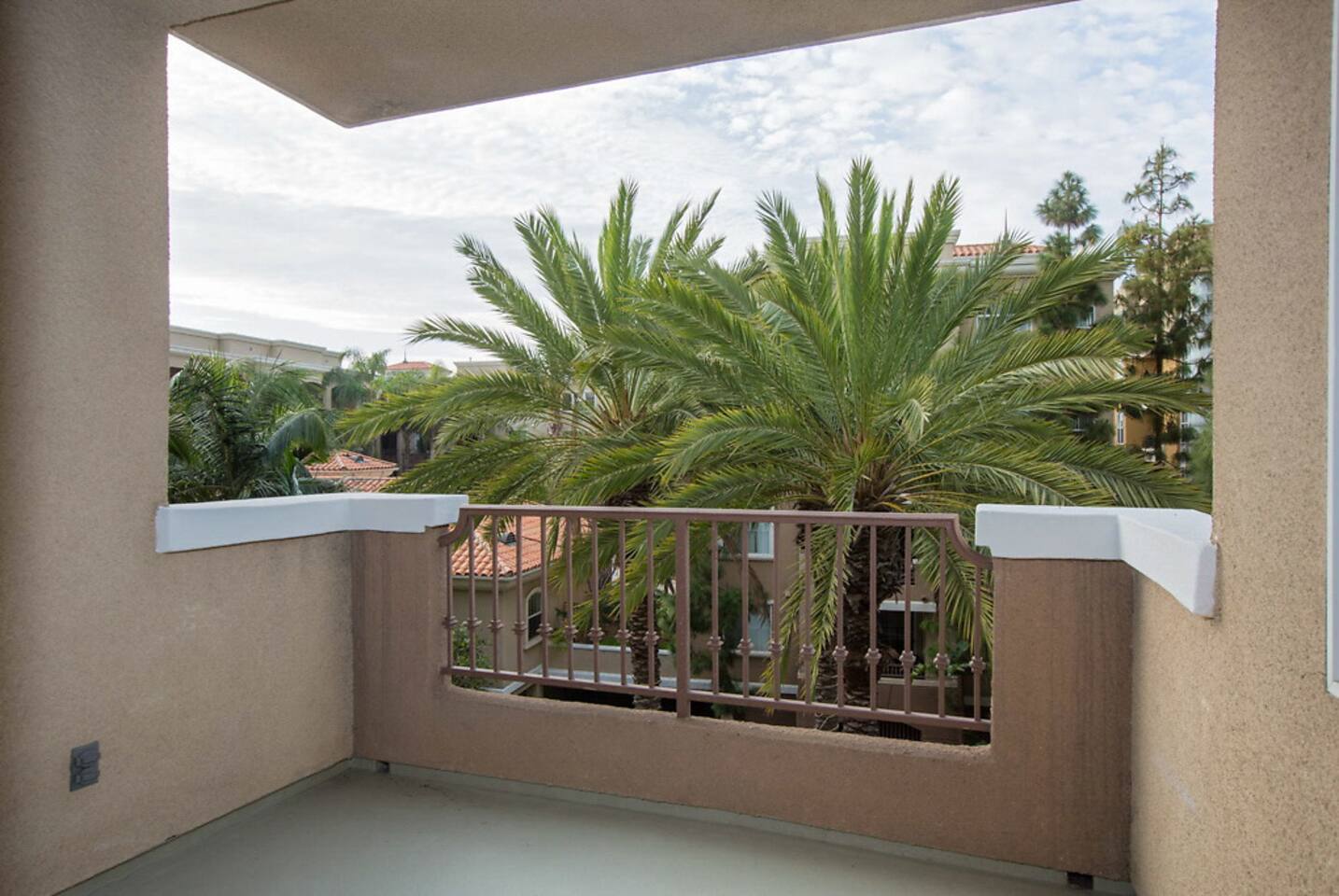 , an Airbnb-friendly apartment in Marina del Rey, CA