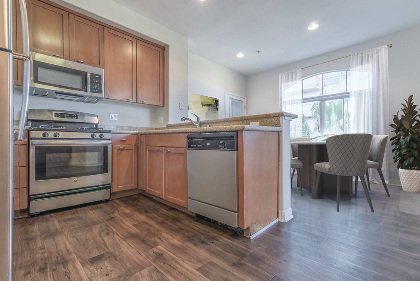 , an Airbnb-friendly apartment in Marina del Rey, CA