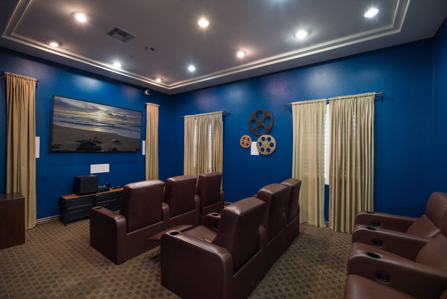 , an Airbnb-friendly apartment in Marina del Rey, CA