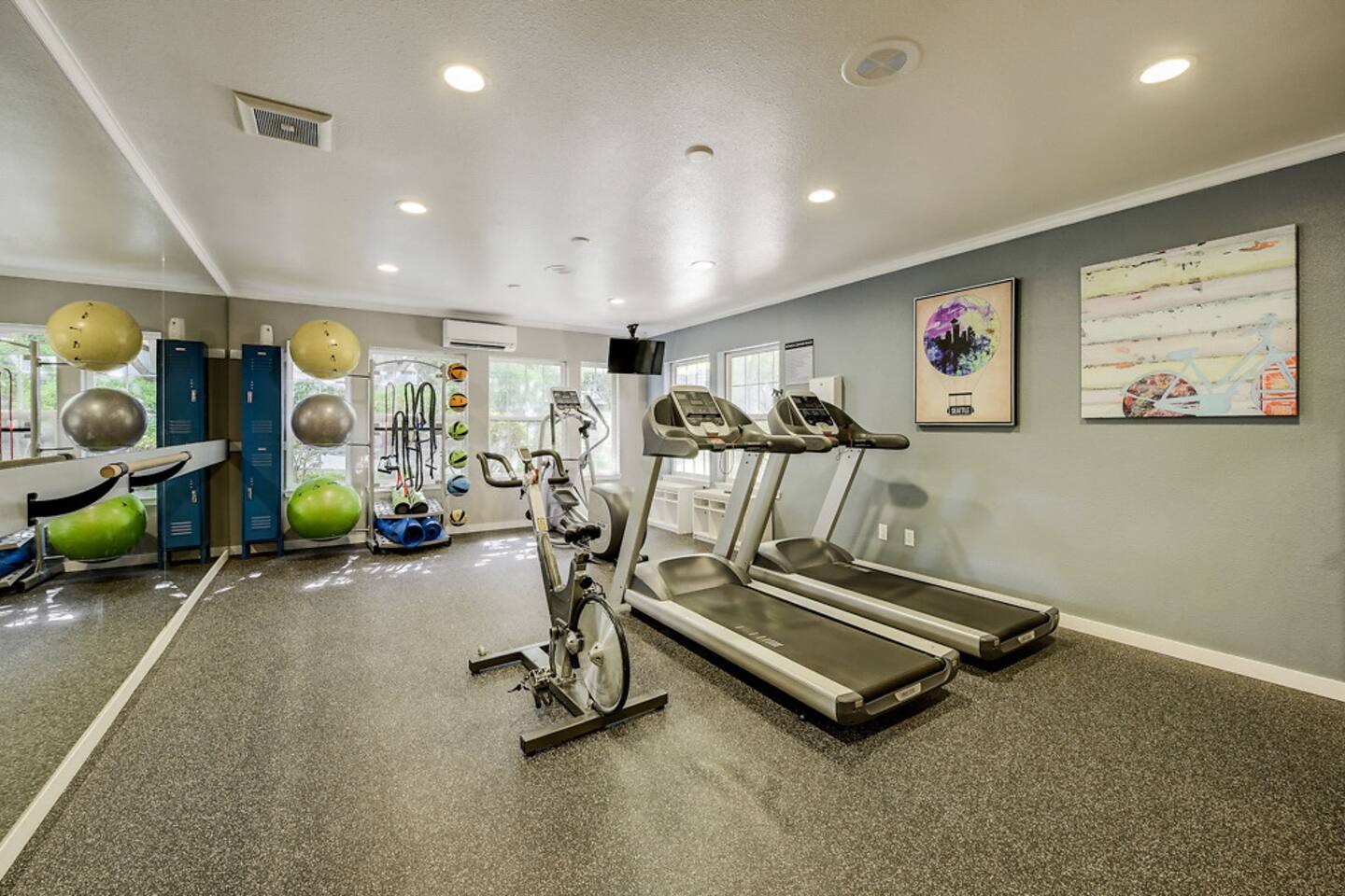 , an Airbnb-friendly apartment in Kirkland, WA