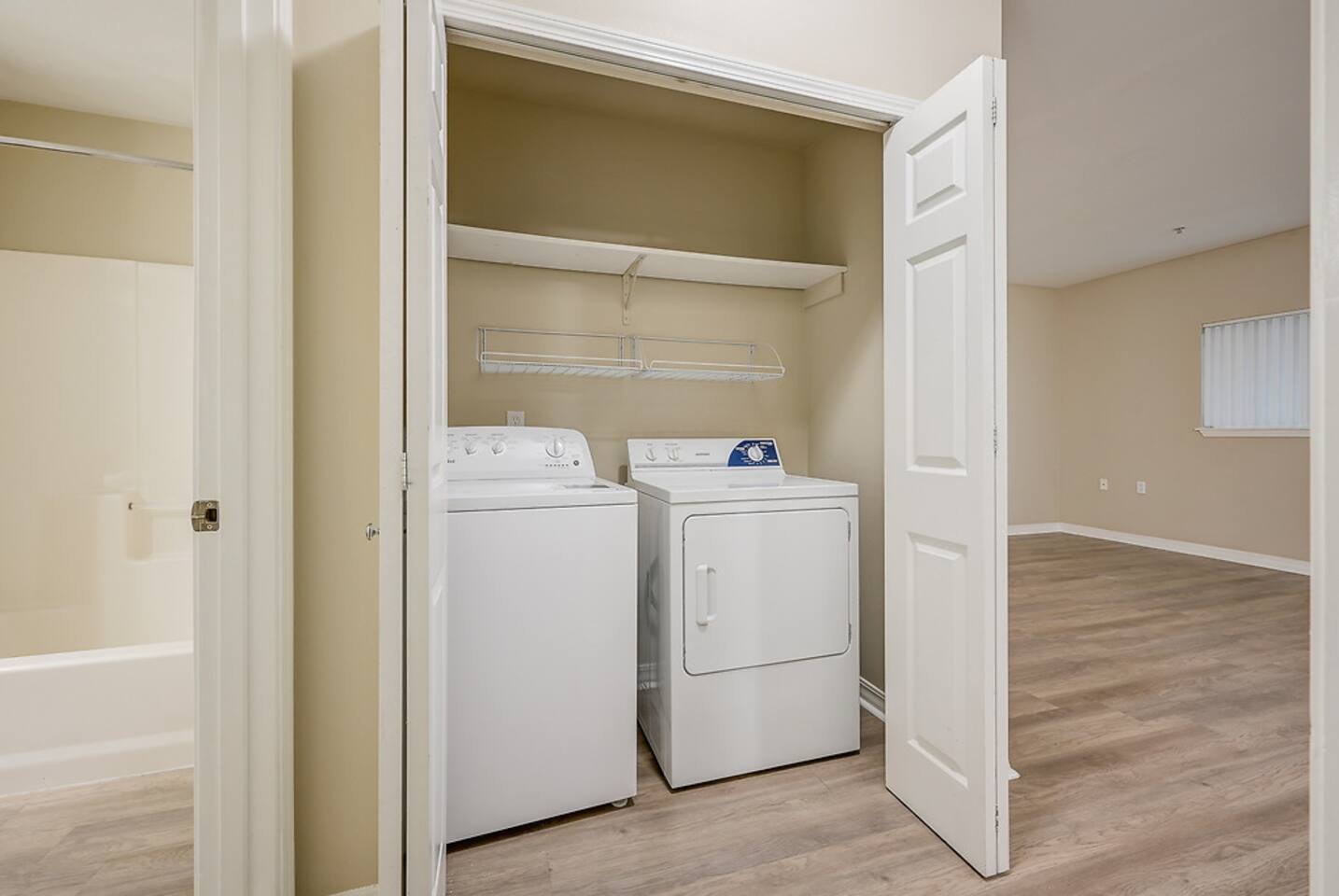 , an Airbnb-friendly apartment in Kirkland, WA