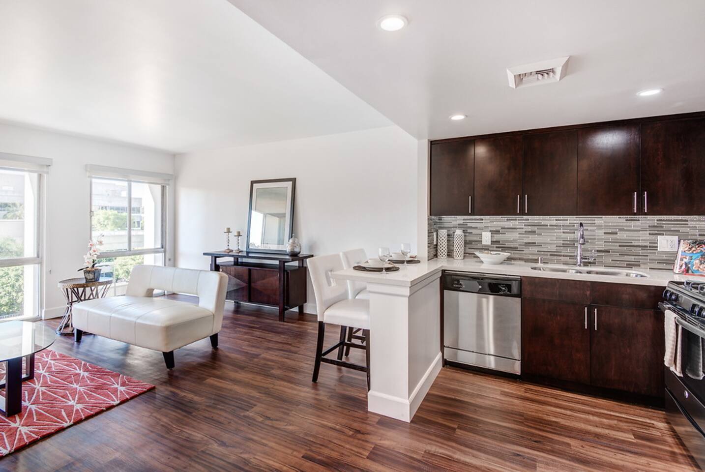 , an Airbnb-friendly apartment in Los Angeles, CA