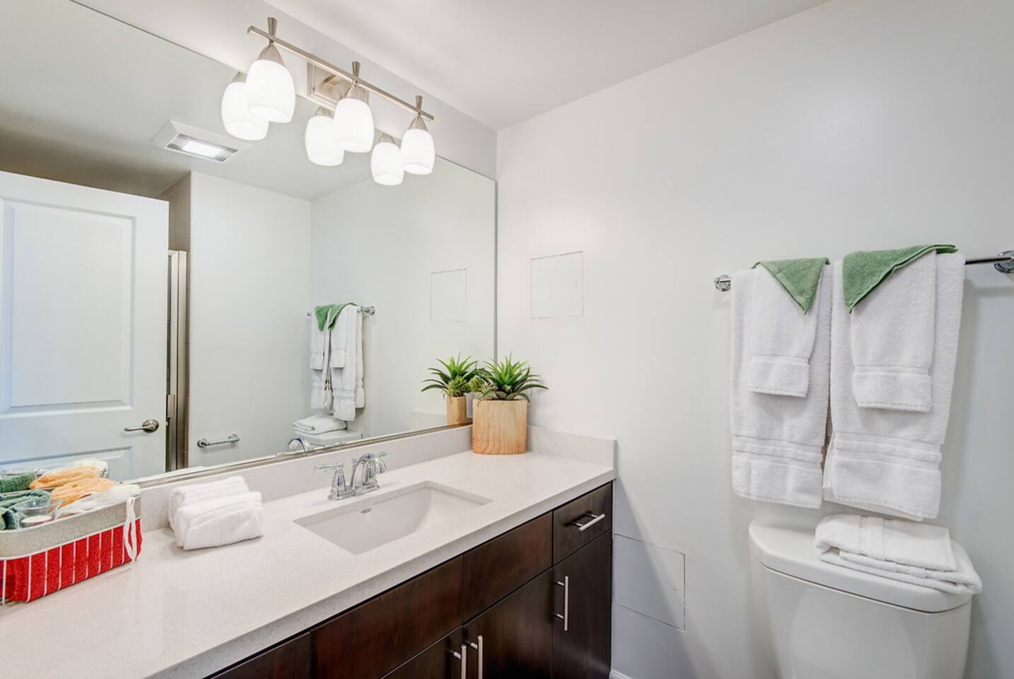 , an Airbnb-friendly apartment in Los Angeles, CA
