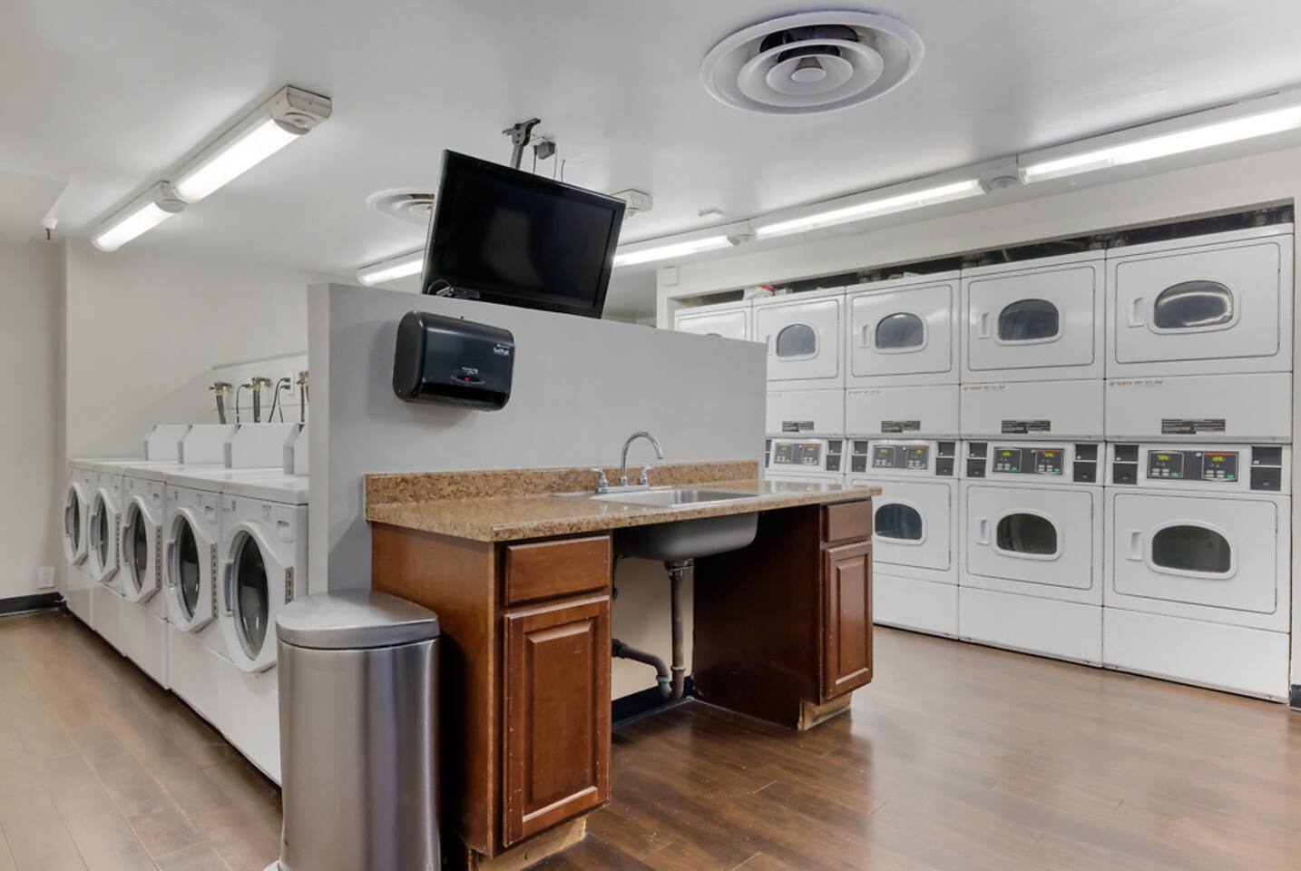 , an Airbnb-friendly apartment in Los Angeles, CA