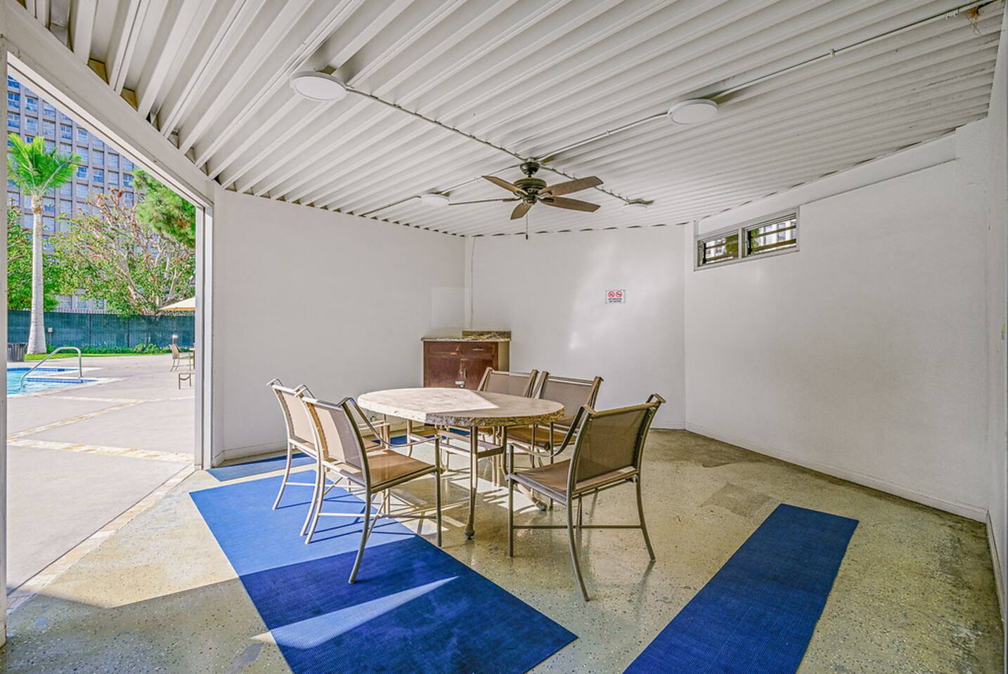 , an Airbnb-friendly apartment in Los Angeles, CA