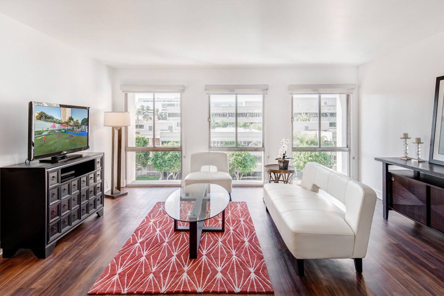 , an Airbnb-friendly apartment in Los Angeles, CA