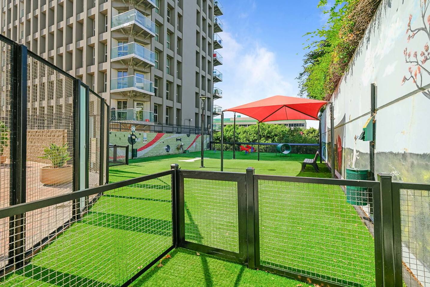 , an Airbnb-friendly apartment in Los Angeles, CA