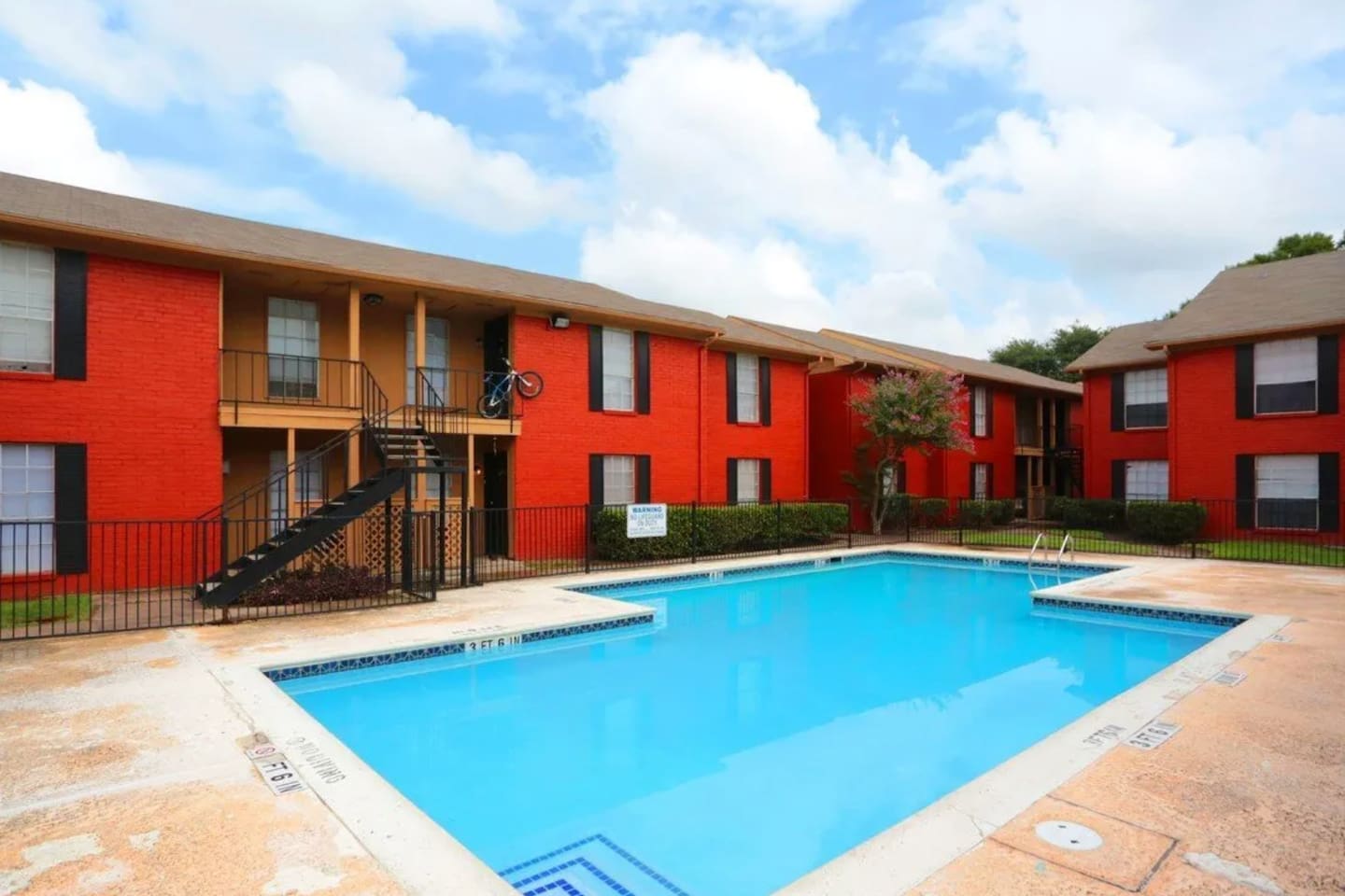 Alternate view of Stoneriver, an Airbnb-friendly apartment in Houston, TX