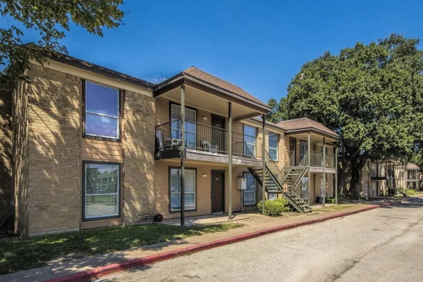 Alternate view of Casa Rosa, an Airbnb-friendly apartment in Houston, TX